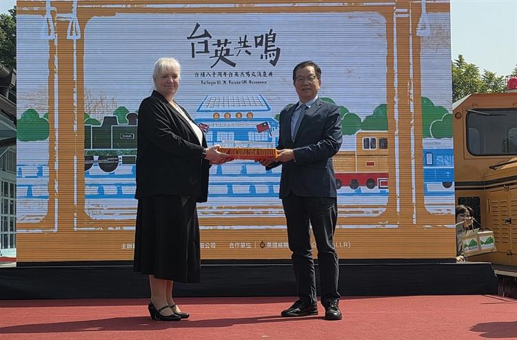 吳董事長致贈W&LLR主席Anne Wright小火車作為紀念品