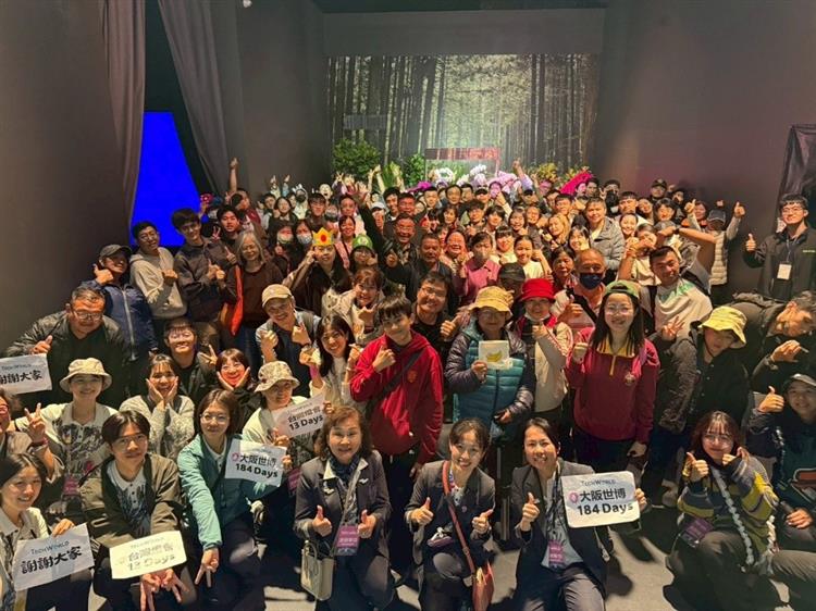 TECH WORLD館致贈最後一批參觀民眾香蕉圖案的漁夫帽及臺灣黑熊造型小毛巾