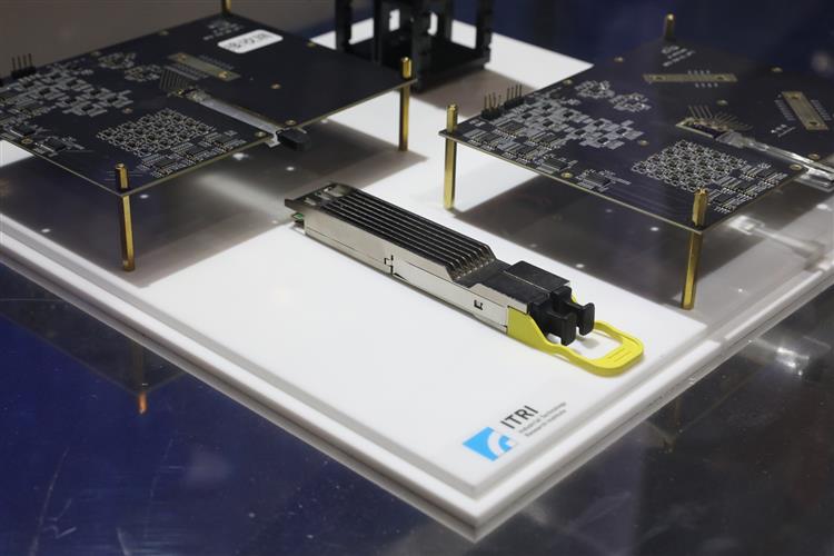 工研院研發全台首款「1.6 Tbps 矽光子光引擎模組」，讓資料傳輸從電變成速度更快的「光」