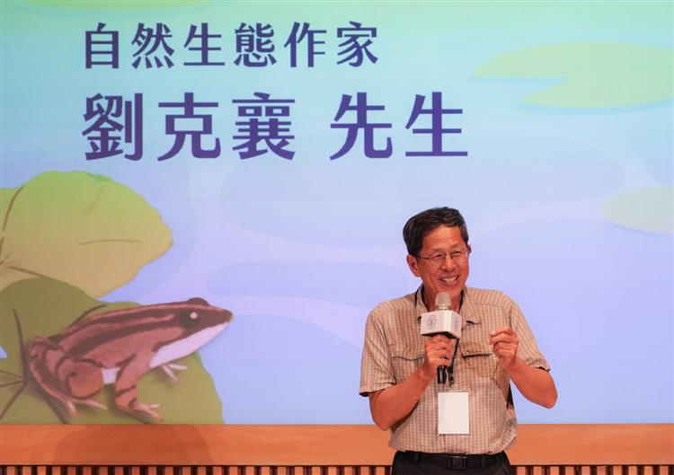 圖說：特展開幕式特別邀請到重量級生態作家劉克襄，劉克襄分享，生態保育理念已成內化為台電人的DNA，保育觀念並非口號，而是台電人的日常。