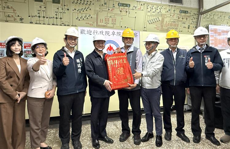 行政院長卓榮泰親赴台灣中油公司石化事業部林園廠視察四輕開爐