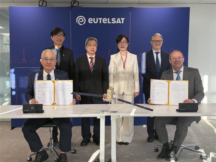 龔部長、產業發展署邱署長及駐法代表郝大使與Eutelsat代表共同見證工研院張院長與Eutelsat執行長簽署MOU，展現臺歐衛星產業合作重要里程碑