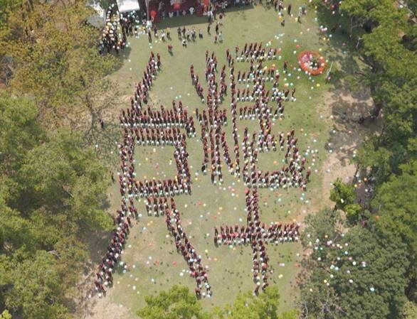 台糖11日舉辦「大糖盛事」生日派對，近500名台糖人齊心排列出「台糖八十」的壯闊字樣。