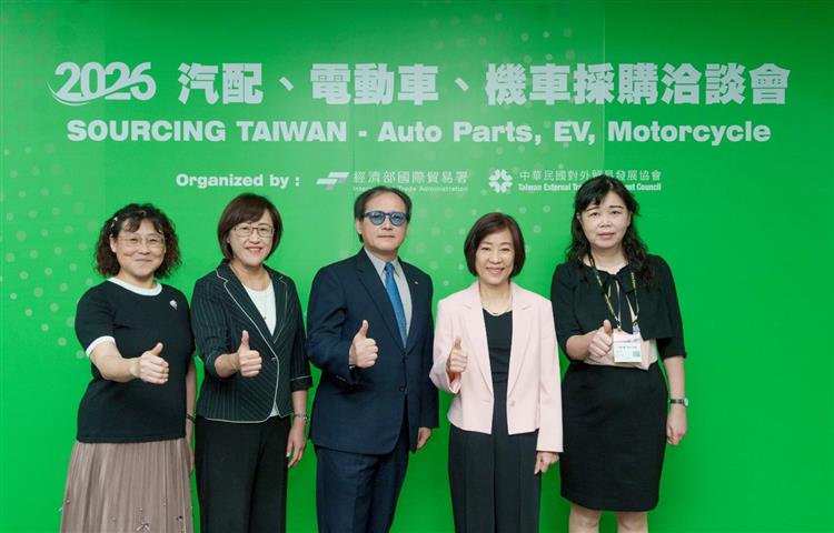 經濟部江次長、貿易署胡副署長及外貿協會王秘書長前往視察洽談會