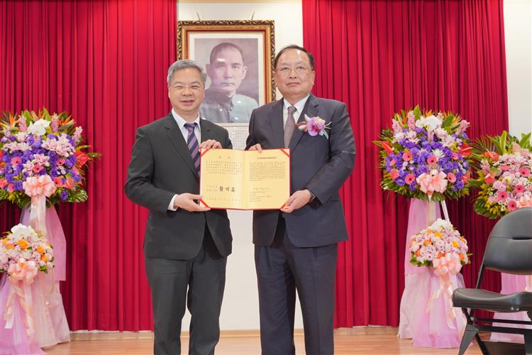 龔明鑫部長頒發獎詞予李育家理事長                     