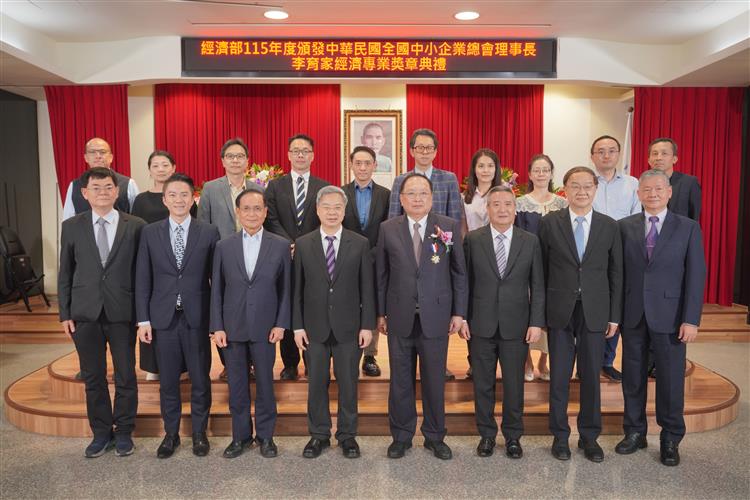 龔部長(前排左四)、李理事長(前排右四)與商發院許添財董事長(前排左三)、聯輔基金會徐定禎董事長(前排右三)、信保基金郭裕信總經理(前排左二)等代表