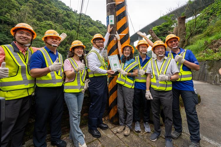 台電攜手千里步道協會，於淡蘭古道、樟之細路與山海圳等3條國家級綠道沿線電桿掛設專屬識別引路指示牌，今（18）日舉行揭牌儀式。