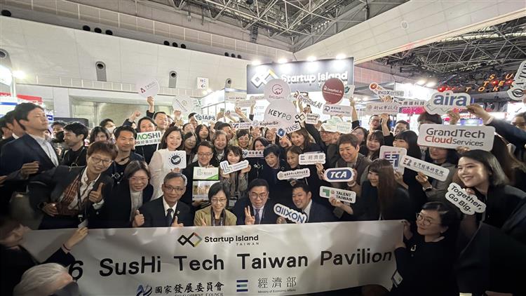 東京都知事小池百合子及環境部長彭啟明參訪2026 Sushi Tech 台灣館新創團隊