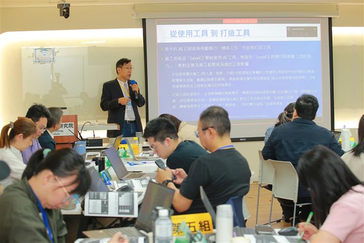 圖說2：意藍資訊創辦人楊立偉博士講授「AI營運決策升級-從AI Agent到模式創新」