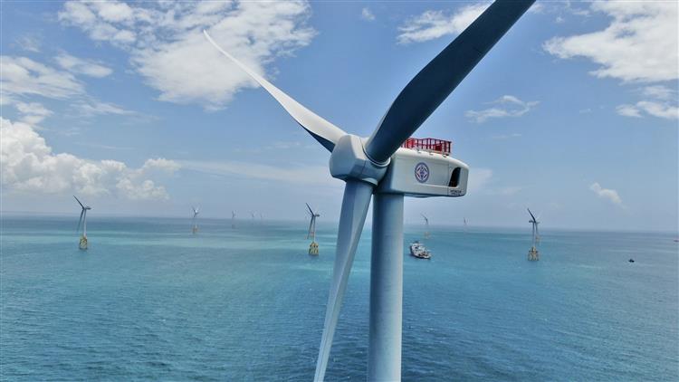 台電離岸一期風場位於彰化縣芳苑外海，110年底正式商轉，21部風機每年可發出超過3億度綠電，提供逾7萬家戶全年用電量。