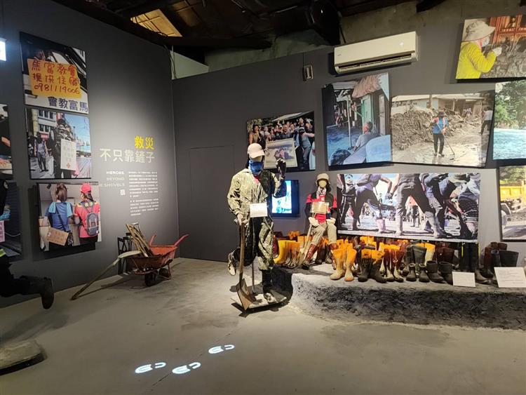 「鏟子超人館」展出鏟子、雨鞋、水桶、獨輪車等救災物件，讓參觀者重返災區現場