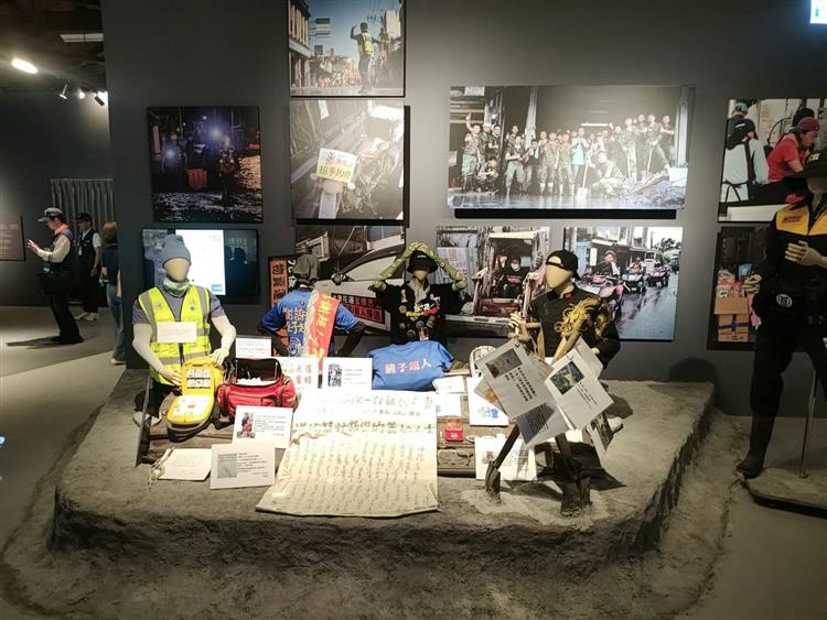 展館透過照片、影像及實體文物，呈現災後各地志工投入復原工作的點滴故事