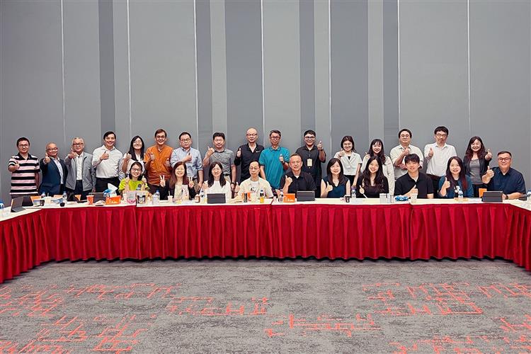 通路媒合會集結11家國內外通路商與35家城鄉特色業者進行商洽。