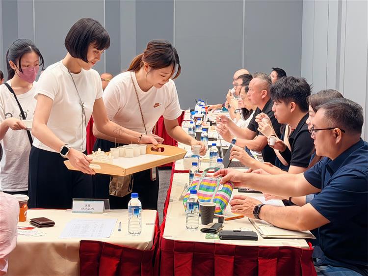 現場由專人提供試吃服務與解說，讓買家快速找出符合當地市場需求的潛力良品。