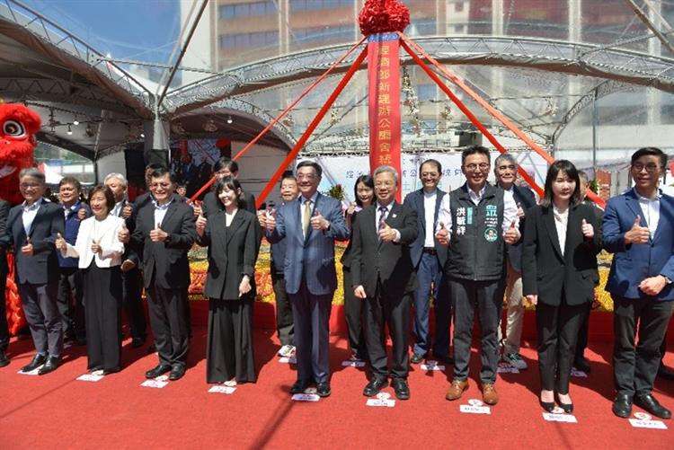 圖6：動土儀式圓滿成功，卓榮泰院長與全體與會貴賓、工程團隊合影留念，展現齊心推動中央機關新地標的決心。