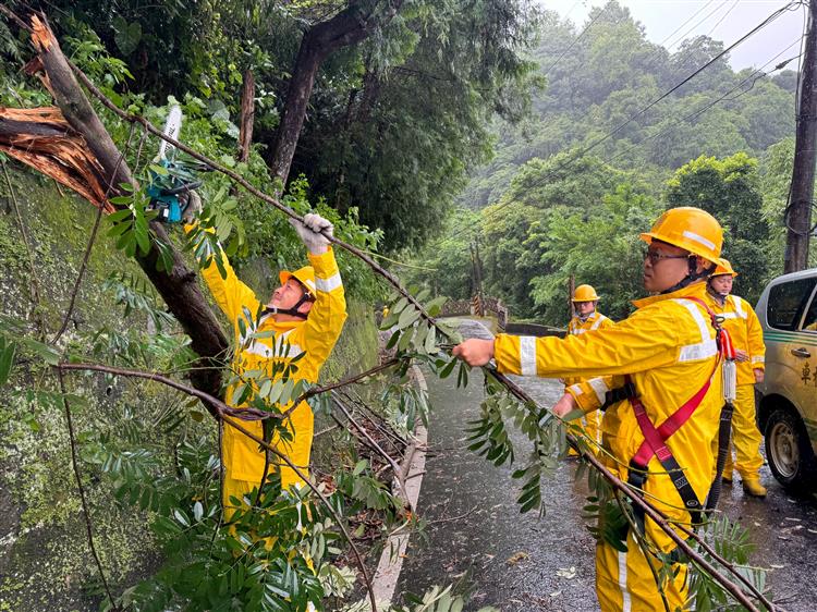 圖說：強風造成樹木倒塌，壓損高壓線路，台電人員於宜蘭大同鄉進行搶修。