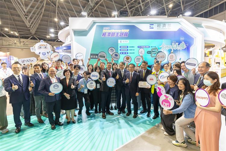 台南市黃偉哲市長、經濟部莊銘池主任秘書蒞臨「Balanced Economy」均衡經濟主題館