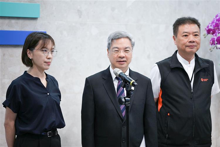 龔明鑫部長、鬍鬚張黃宥銓副總、罐頭公會洪巧如副秘書長出席「經濟部與食品業者座談交流會」會後受訪