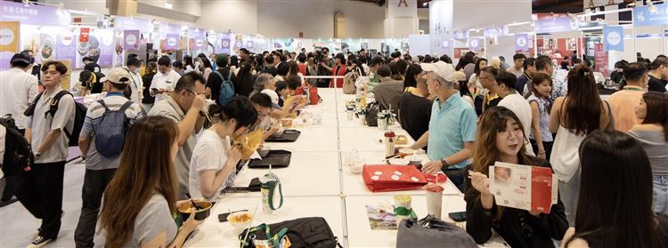 圖說2：經濟部商業發展署「臺灣好食館」，吸引大批民眾品嚐選購特色美食。