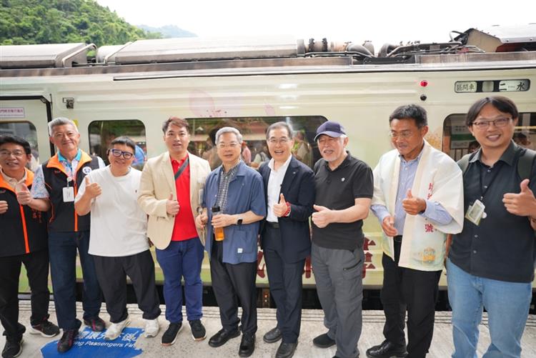 經濟部龔部長、臺鐵馮總經理、林班道體驗工廠孫總經理、經濟部中企署李署長、順騎自然陳創辦人、全國中小企業總會林理事長、南投城鄉聯盟董召集人合影