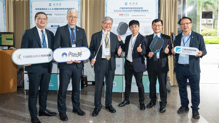 上緯綠金能股份有限公司將回收風機葉片之複合材料，成功再製成羽球拍及匹克球拍，將循環產品生活化。