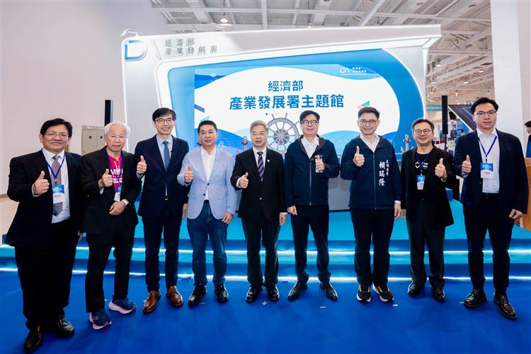 經濟部龔明鑫部長（左五）、產業發展署邱求慧署長（左三）等多位貴賓參訪「經濟部產業發展署主題館」。