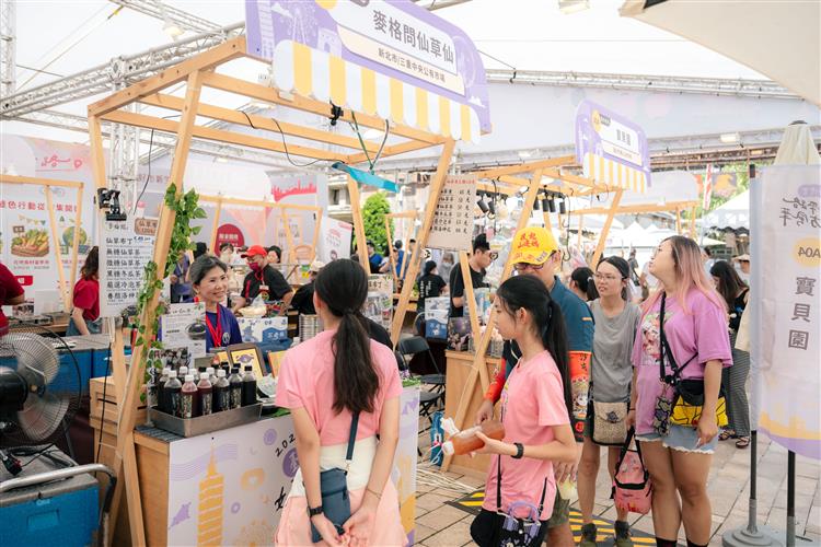 圖說3：2026臺灣市博會-中區場活動首日消費人潮熱絡，民眾踴躍遊逛體驗傳統市場特色。