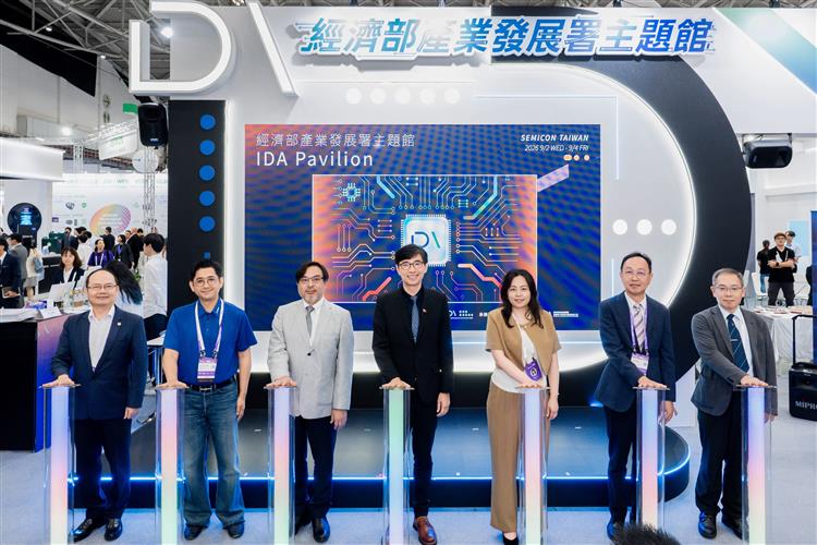 SEMICON Taiwan 經濟部產業發展署主題館開幕啟動合影