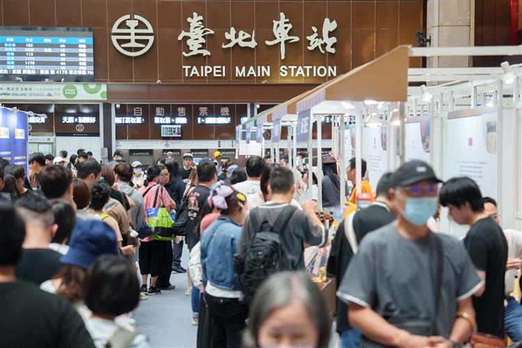 圖說1-特色美食展售吸引民眾排隊選購，現場人潮與買氣熱絡。