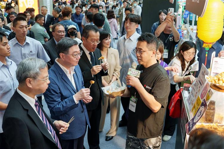 圖說4-行政院卓榮泰院長走訪展售攤位，與業者親切互動，品嚐特色美食。