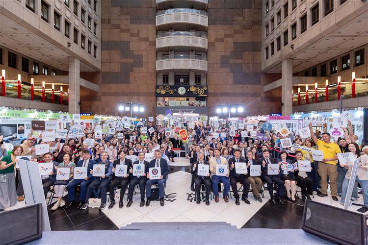 OTOP 20週年展售會開幕式集結百家城鄉業者、駐臺代表、通路業者大合照。