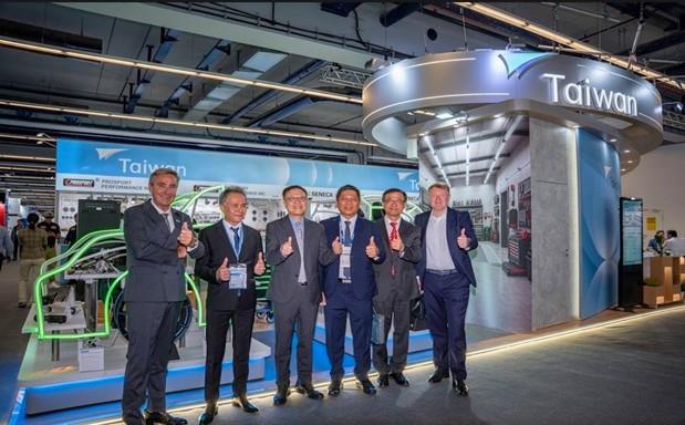 開幕典禮後致詞代表於旗艦臺灣館形象區模型車前合影