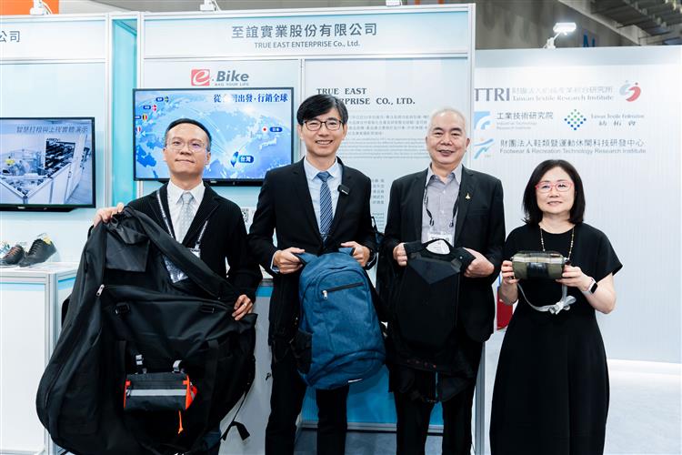 至誼實業/3D虛擬製樣，開發風扇背包跨界整合風扇模組與供電配置，賦予包款主動降溫3度。