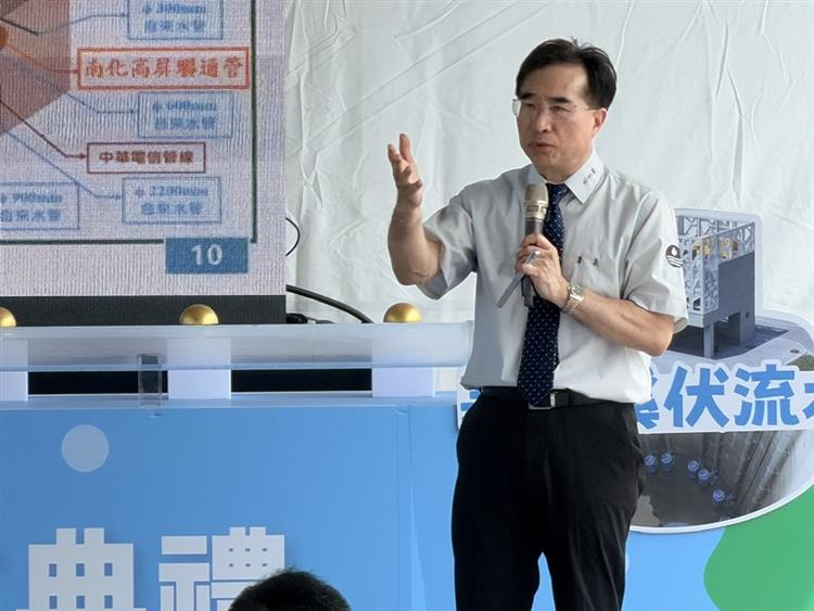 4水利署長林元鵬向卓榮泰院長進行現地簡報，說明伏流水工程規劃與調度成效