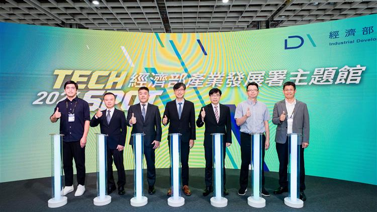 經濟部產業發展署今日於「TAITRONICS & AIoT Taiwan 2026」設立「產業發展署主題館」，並於上午舉行開幕儀式。