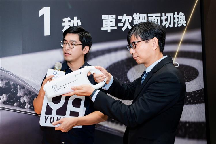 紜品有限公司「電子紙智慧射擊靶」將電子紙靶面、雷射落點定位及成績管理整合為可攜式智慧射擊靶，讓模擬射擊的落點即時顯示於靶面，並同步記錄訓練成績。