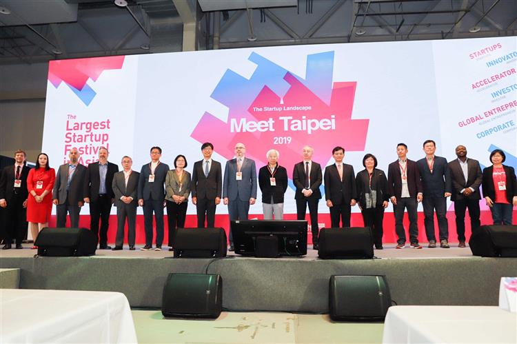 經濟部中小企業處何晉滄處長(右六)參加2019Meet Taipei 創新創業嘉年華大會開幕
