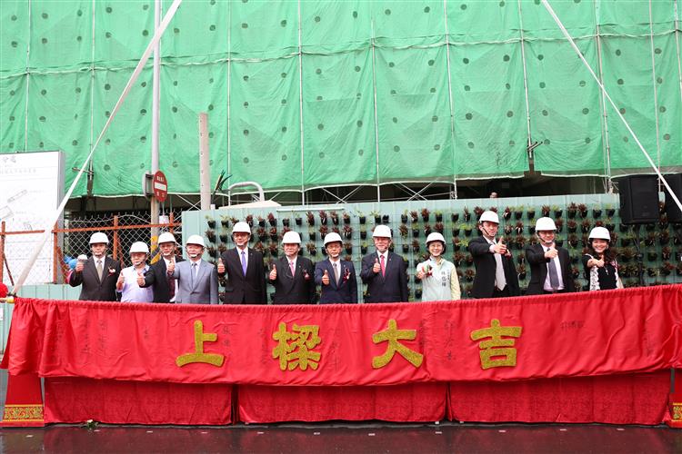 高雄加工區前瞻智造新基地首波工程上樑大合照