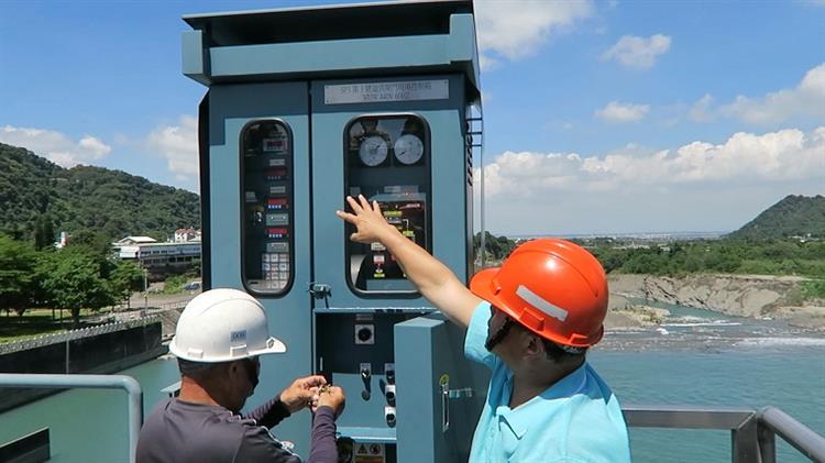 石岡壩水庫－水庫管理人員實地開啟閘門操作面板