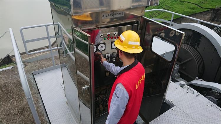 石門水庫電廠－電廠管理人員熟練的操作閘門