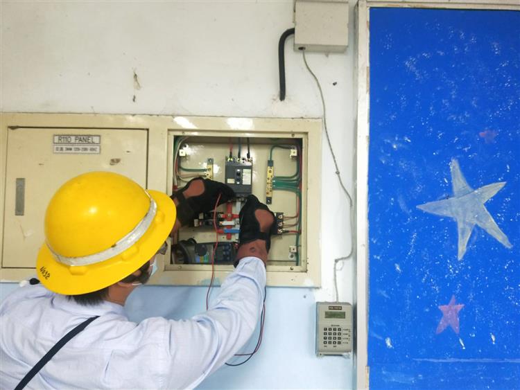 台電人員進行考場電力設備巡檢工作。（二）