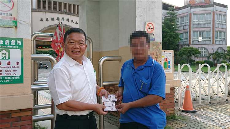 經濟部南區聯合服務中心林主任(左)親自將面額500之三倍券2張，換回有破損之面額500三倍券2張。.png