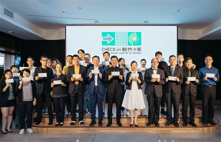 經濟部部長王美花(中右)與新竹市市長林智堅(中左)出席記者會宣布2020台灣設計展在新竹，現場和參與設計輔導之新竹市業者大合照。