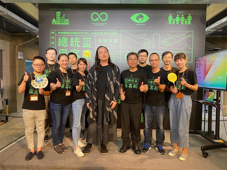 團隊成員與2020年總統盃黑客松活動召集人行政院政務委員唐鳳合照