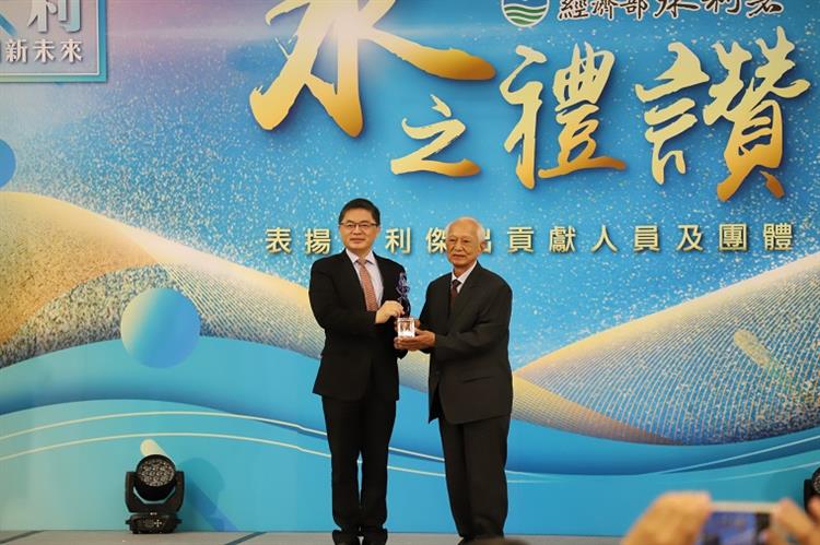 水利傑出貢獻獎終身成就獎得主－台灣自來水公司李錦地前總經理