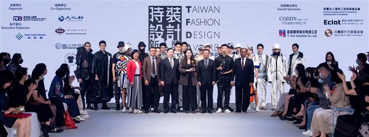 2020時裝設計新人獎-得獎者與頒獎嘉賓合影照