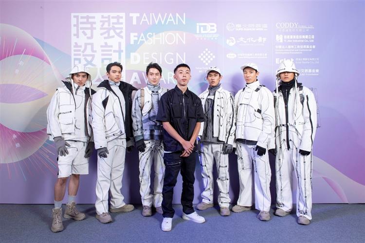 2020時裝設計新人獎-優勝得主王翊鴻及作品未來之境：絕境部落《Future of Miksars》