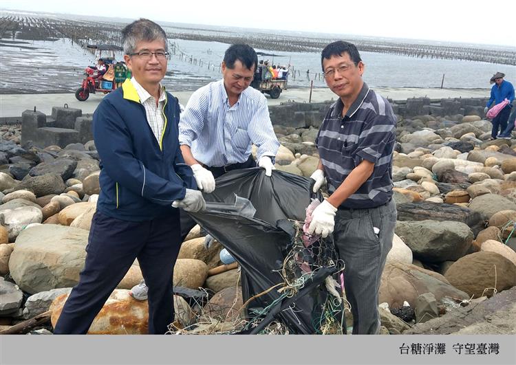 台糖副總經理陳立人(左一)今(21)日率領120名員工，前往彰化芳苑王功海岸線淨灘，透過具體行動愛護海洋。