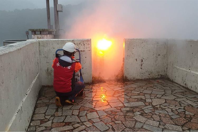 經濟部水利署把握此波難得降雨於石門水庫人工增雨施作