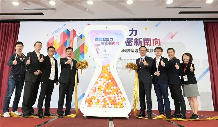 論壇貴賓包括中企處何晉滄處長、商線科技陳少勤總經理、圓展科技許起裕總經理、方圓國際王國良董事長、美科實業陳俊偉董事長、露天拍賣曾薰儀總經理等